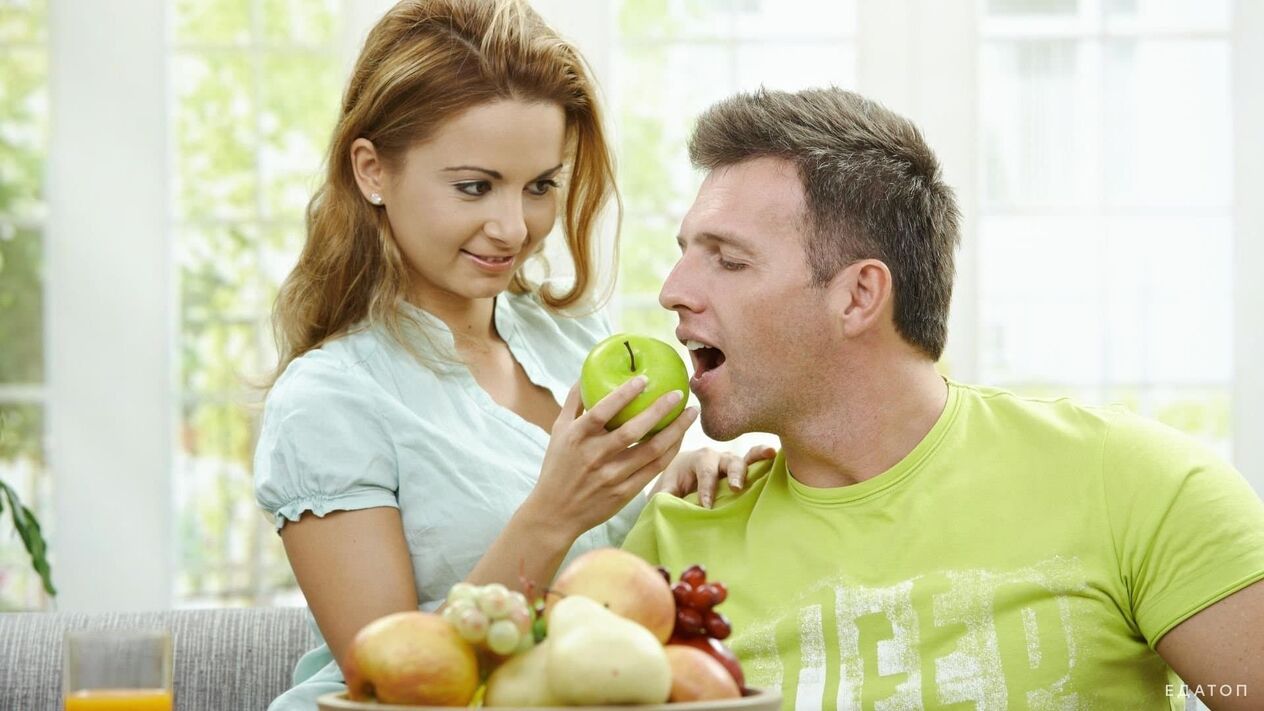 момиче храни мъж със здравословна храна
